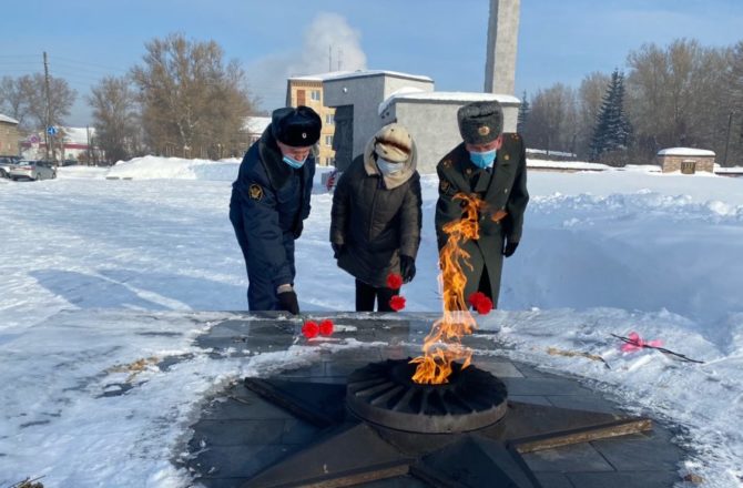 Накануне Дня защитника Отечества общественники Соликамска возложили цветы к вечному огню